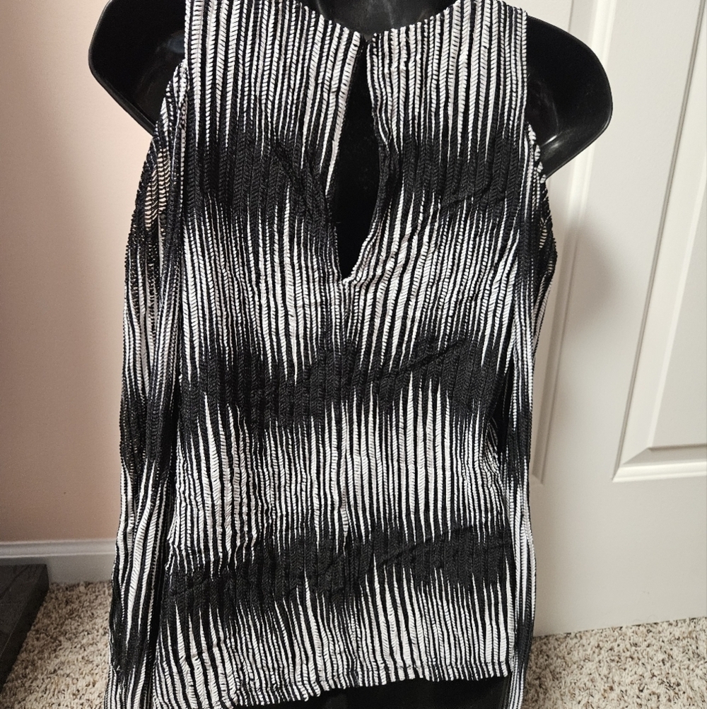 VENUS Cold Shoulder Top - Picture 10 of 13